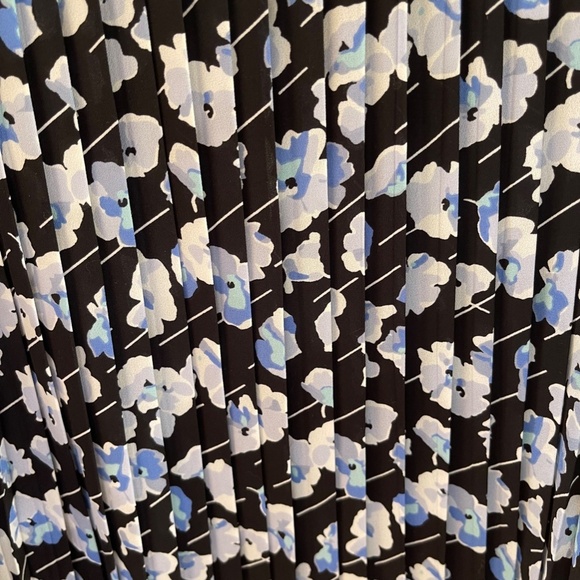 NWT ADORABLE J. CREW SHORT PLEATED FLORAL MINI SKIRT-SIZE 4 - Picture 2 of 5